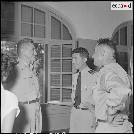 Le général Dechaux, commandant des forces aériennes au Nord-Vietnam, s'entretient avec des officiers à l'hôpital Lanessan.