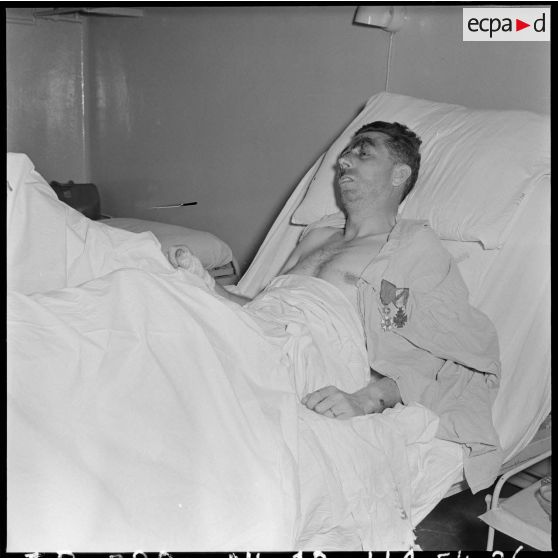 Capitaine blessé au combat à Diên Biên Phu, décoré de la Légion d'honneur et de la Croix de guerre des TOE.