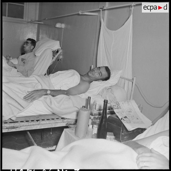 Soldats blessés à Diên Biên Phu et rapatriés à l'hôpital militaire Lanessan.