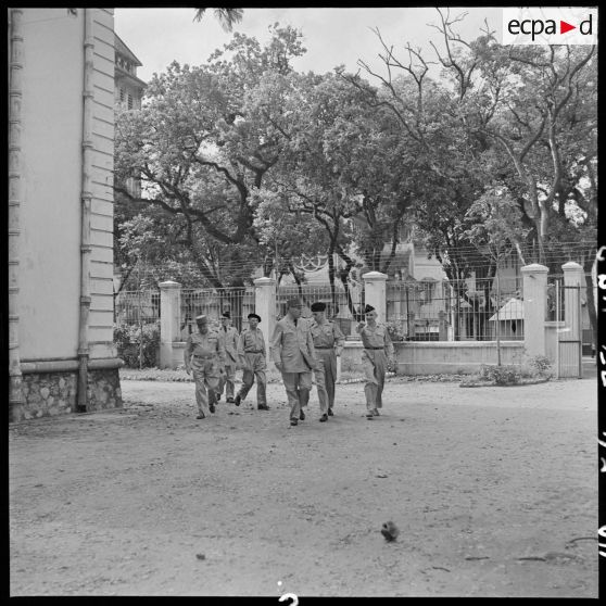 Groupe de militaires à l'Intendance d'Hanoï.