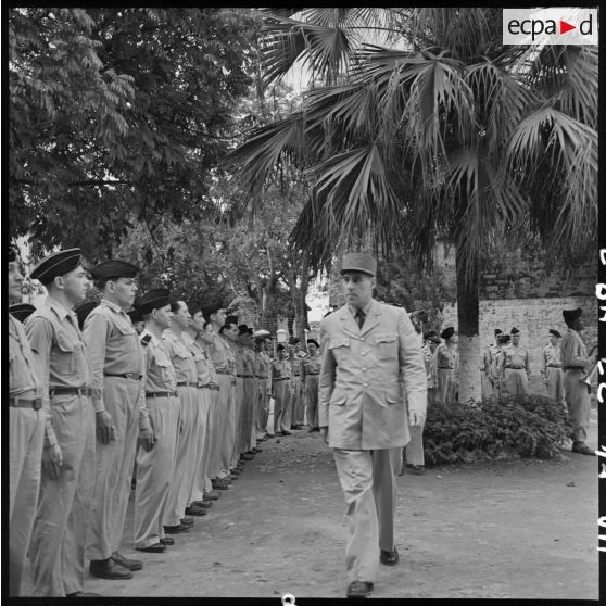 Revue des troupes à l'Intendance d'Hanoï.
