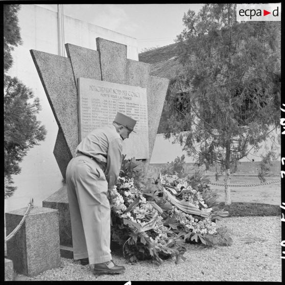 Dépôt de gerbes de fleurs au pied du monument aux morts du détachement Nord des COAC (section de commis et ouvriers militaires d'administration coloniaux).