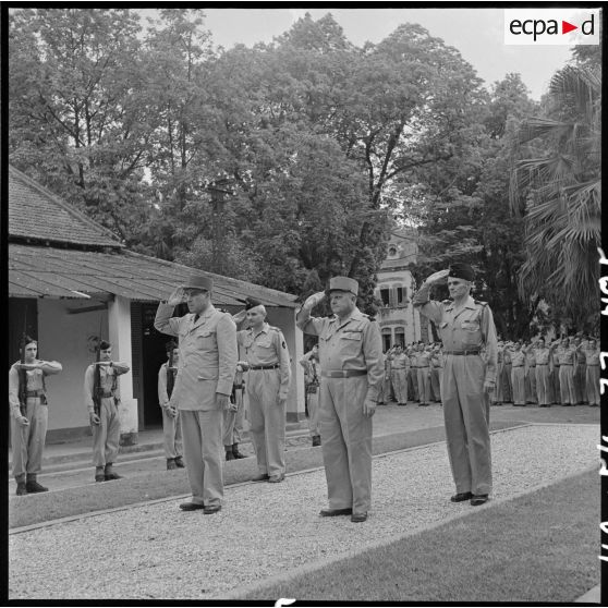 Les personnalités militaires saluent le monument aux morts du détachement Nord des COAC (section de commis et ouvriers militaires d'administration coloniaux).