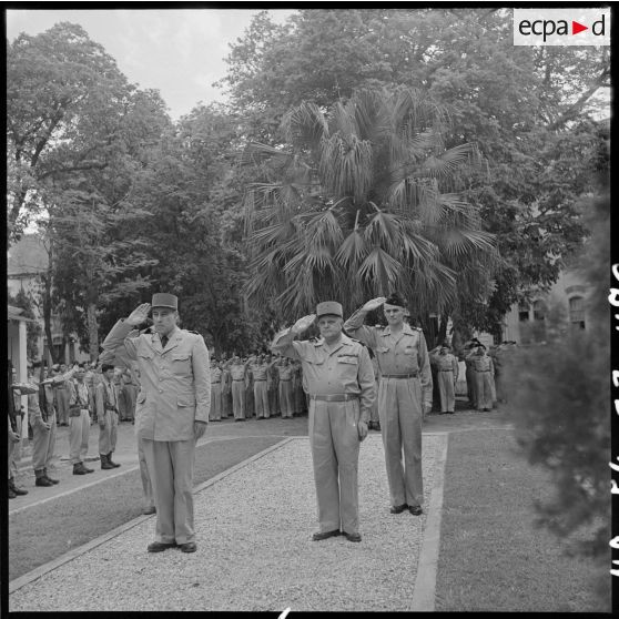Les personnalités militaires saluent le monument aux morts du détachement Nord des COAC (section de commis et ouvriers militaires d'administration coloniaux).
