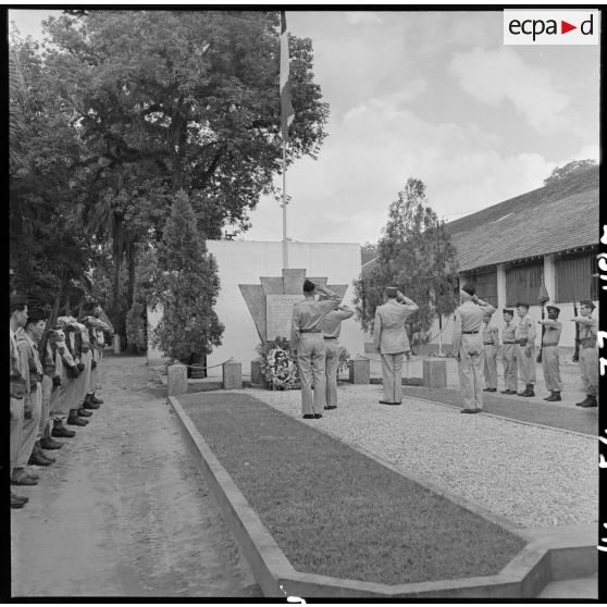 Les personnalités militaires saluent le monument aux morts du détachement Nord des COAC (section de commis et ouvriers militaires d'administration coloniaux).