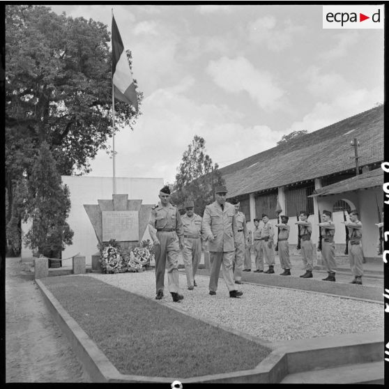 Cérémonie militaire à l'Intendance d'Hanoï.
