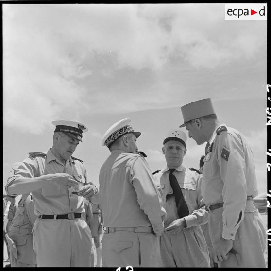 Le général Salan, en compagnie des généraux Pélissié et Cogny, sur la base aérienne de Bach Mai.