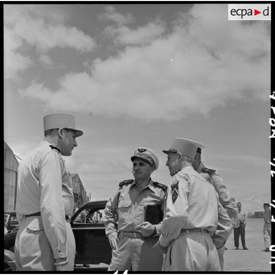 Le général Cogny, commandant en chef des FTNV (forces terrestres du Nord-Vietnam), en compagnie des généraux Pélissié et Salan, sur la base aérienne de Bach Mai.