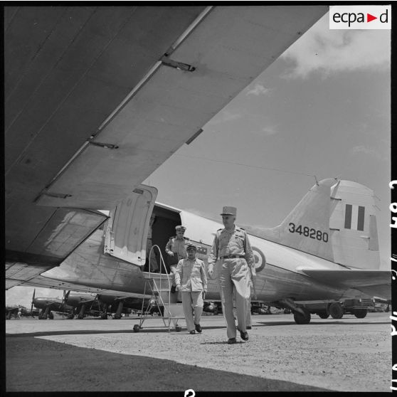 Le général Navarre, suivi des généraux Bodet et Pélissié, quitte l'avion qui a atterri Bach Mai.