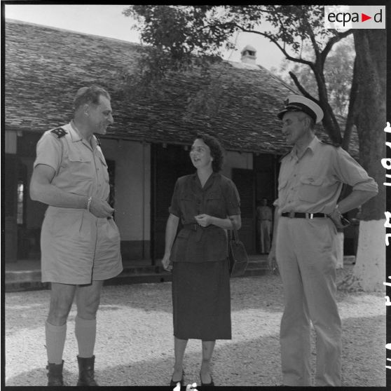 Le général Cogny, commandant en chef des FTNV (forces terrestres du Nord-Vietnam), Geneviève de Galard et le général Dechaux, commandant les forces aériennes au Nord-Vietnam.