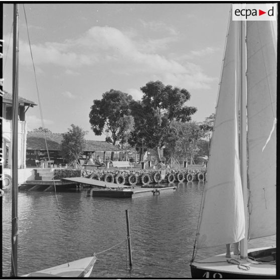 Un port sur une des rives du grand lac d'Hanoï ou lac de l'Ouest (Ho Tây).