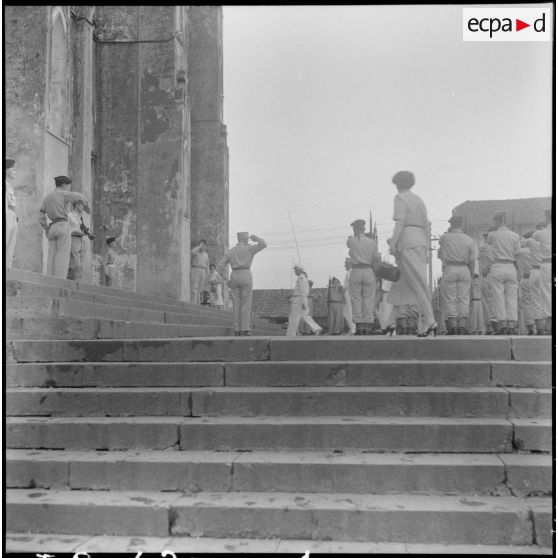 Personnalités arrivant à la cathédrale Saint-Joseph.