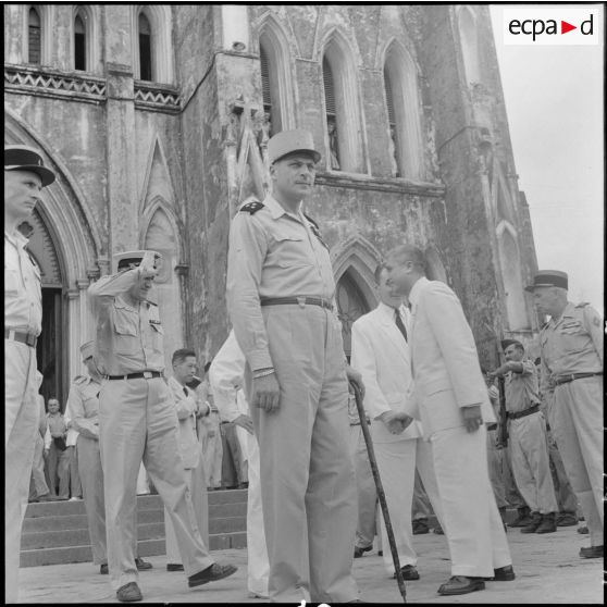 Après la messe, les autorités se saluent sur le parvis de la cathédrale Saint-Joseph.