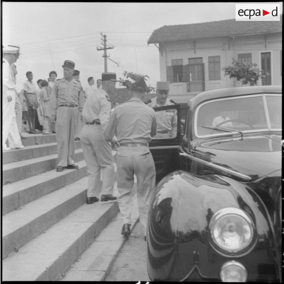 Devant la cathédrale Saint-Joseph, le général Cogny repart en voiture.