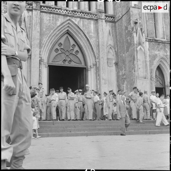 Après la messe les autorités civiles et militaires sortent de la cathédrale Saint-Joseph.