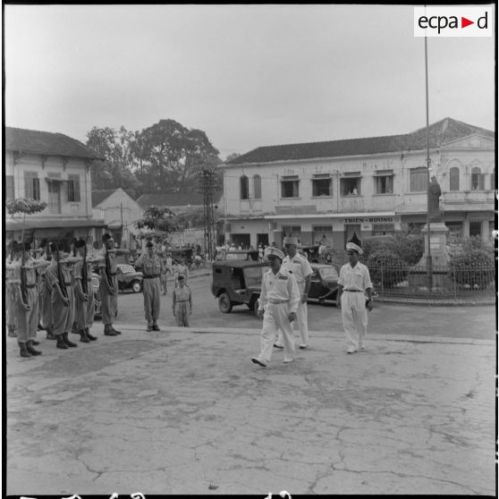Autorités militaires arrivant sur le perron de la cathédrale Saint-Joseph.