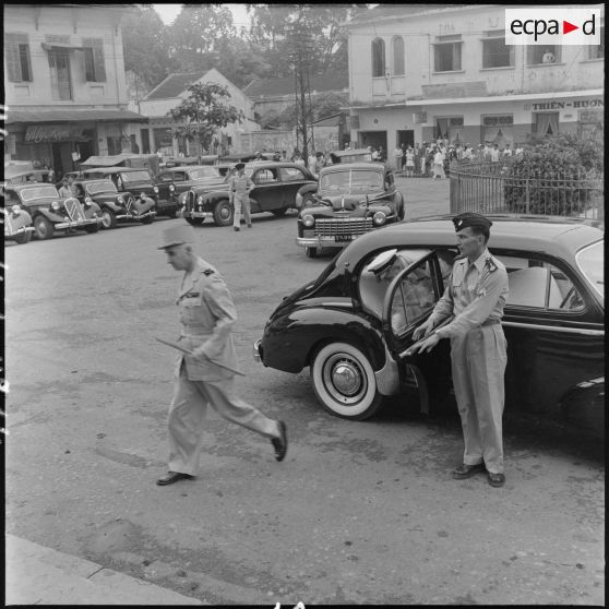 Le général Navarre descendu d'un véhicule se rend à la cathédrale Saint-Joseph.