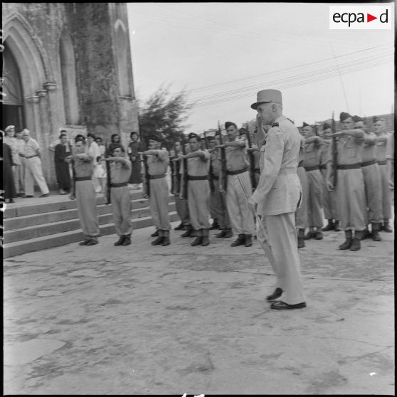 Le général Navarre sur le parvis de la cathédrale Saint-Joseph.