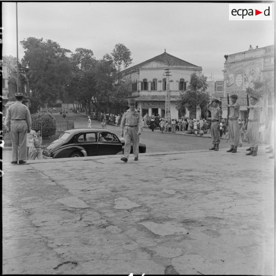 Un général sur le parvis de la cathédrale Saint-Joseph.