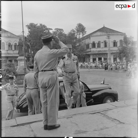 Le général Cogny arrive à la cathédrale Saint-Joseph.
