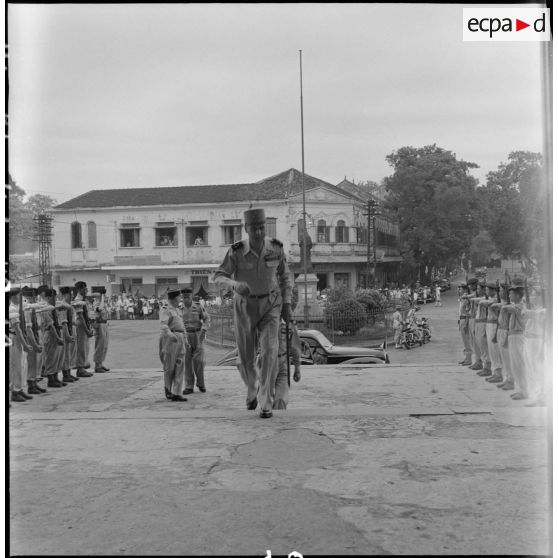 Le général de Cogny arrive à la cathédrale Saint-Joseph.