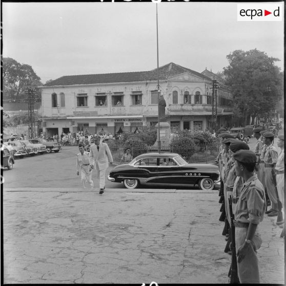 Nguyen Huu Tri, gouverneur du Nord-Vietnam, arrive à la cathédrale Saint-Joseph.