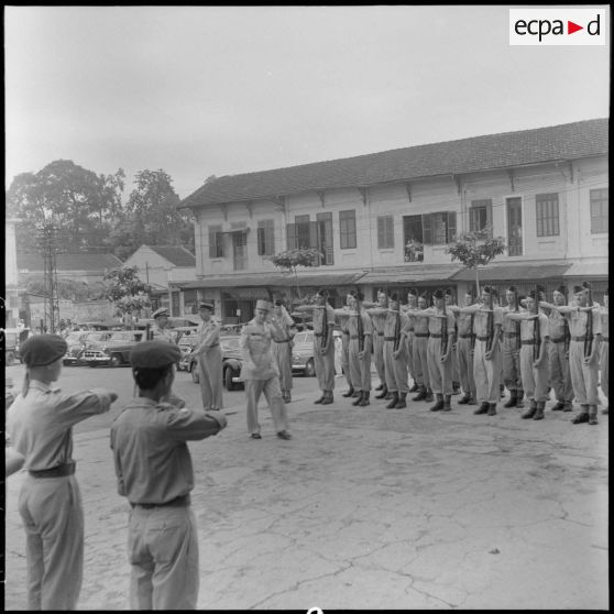 Le général Navarre, commandant en chef en Indochine, et le général Bodet, son adjoint, vont à la messe célébrée en la cathédrale Saint-Joseph.