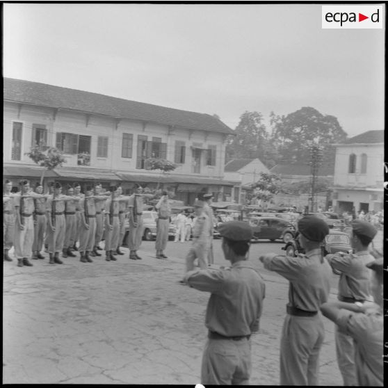 Le général Navarre, commandant en chef en Indochine, arrive à la cathédrale Saint-Joseph.