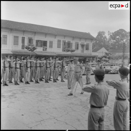 Le général Cogny, commandant en chef des FTNV (forces terrestres du Nord-Vietnam), arrive à la cathédrale Saint-Joseph.