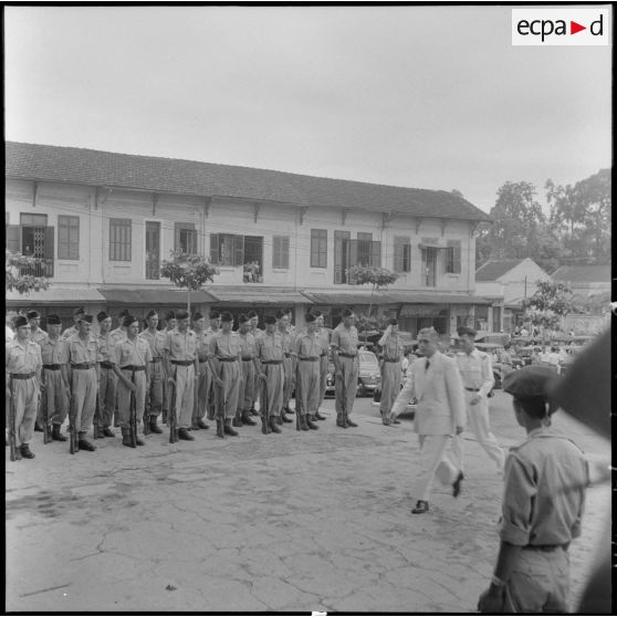 Nguyen Huu Tri, gouverneur du Nord-Vietnam, arrive à la cathédrale Saint-Joseph.