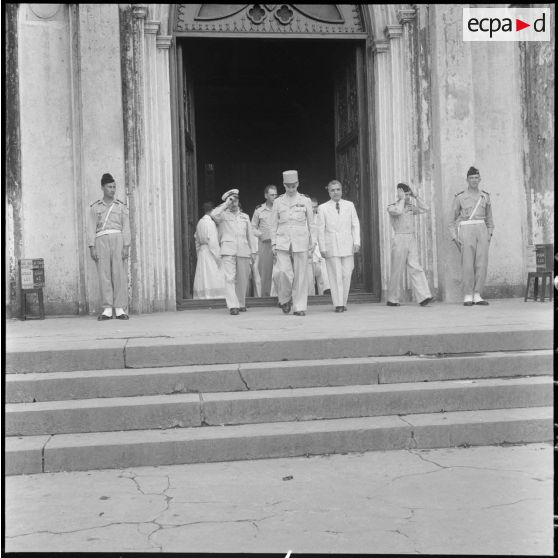 Après la messe, le général Navarre, commandant en chef en Indochine, le général Bodet, son adjoint, et  M. Nguyen Huu Tri, gouverneur du Nord-Vietnam, sortent de la cathédrale Saint-Joseph.