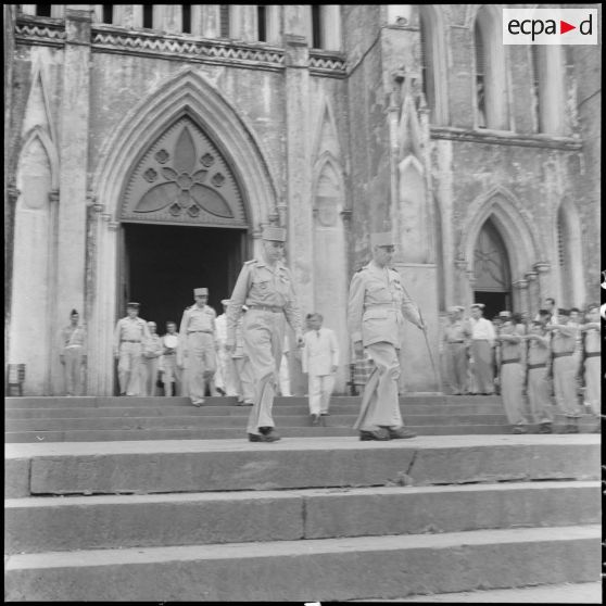 Après la messe, les autorités sortent de la cathédrale Saint-Joseph.