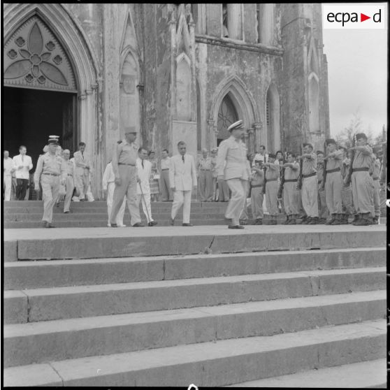 Après la messe, les autorités sortent de la cathédrale Saint-Joseph.