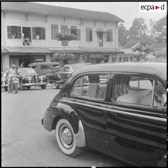 Le général Navarre, commandant en chef en Indochine, à l'arrière d'une automobile.