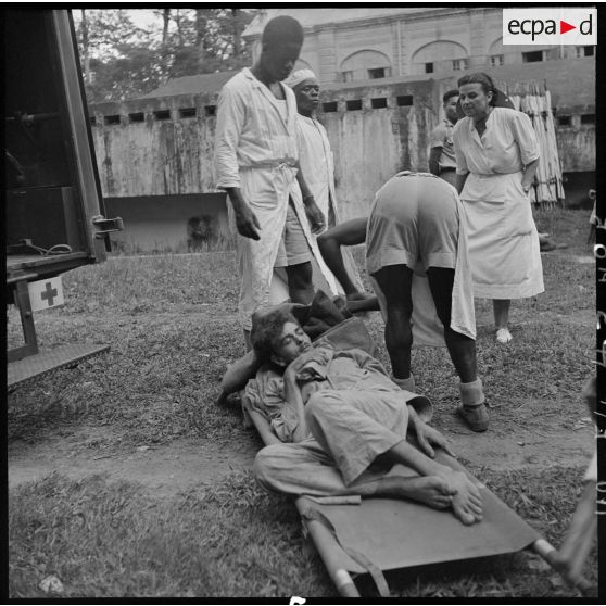 Les brancardiers de l'hôpital militaire Lanessan s'occupent d'un blessé évacué de Diên Biên.