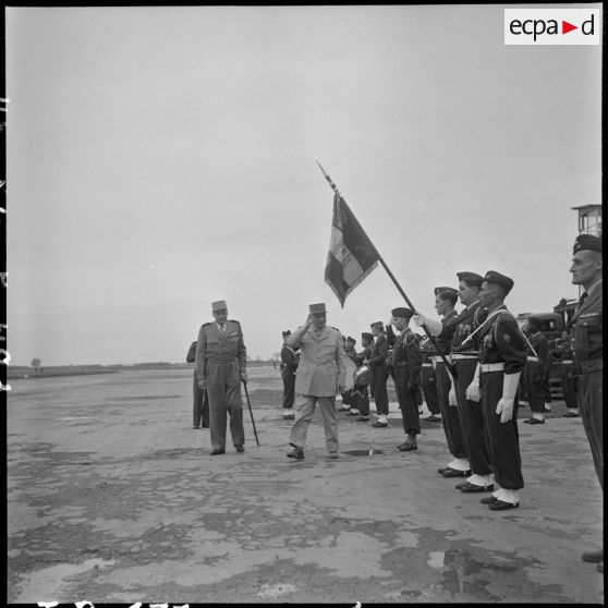Le général Blanc, chef d'état-major de l'armée de Terre, passe les troupes en revue.