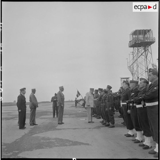 Le général Blanc, chef d'état-major de l'armée de Terre, s'entretient avec le commandant d'une compagnie de fusiliers de l'Air.