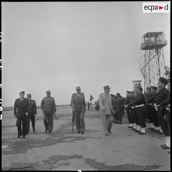 Le général Blanc, chef d'état-major de l'armée de Terre, passe les troupes en revue.