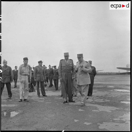 Le général Blanc s'entretient avec le général Cogny.