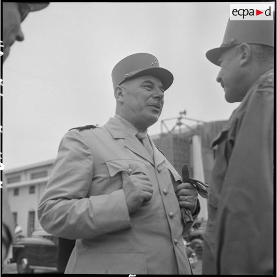 Le général Blanc s'entretient avec le général de Langlade sur l'aérodrome de Bach Mai.