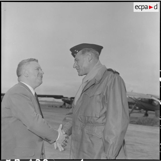 A son arrivée sur l'aérodrome de Bach Mai, M. Marc Jacquet est accueilli par le général Cogny.