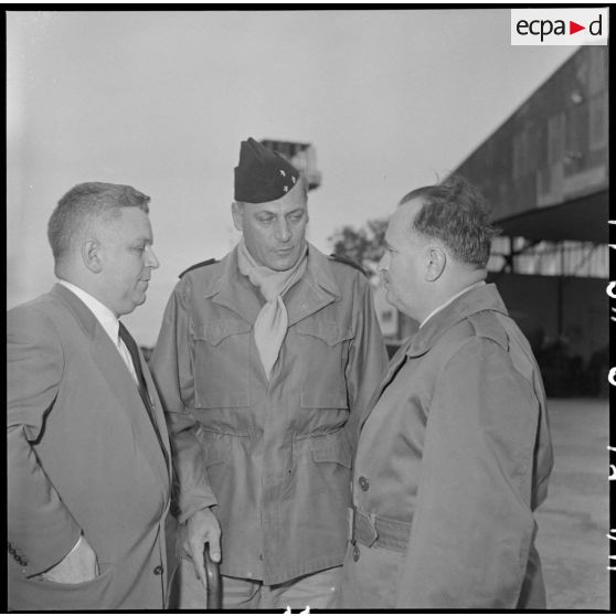 Le général Cogny entouré de M. Jacquet et de M. Dejean sur la base aérienne de Bach Mai.