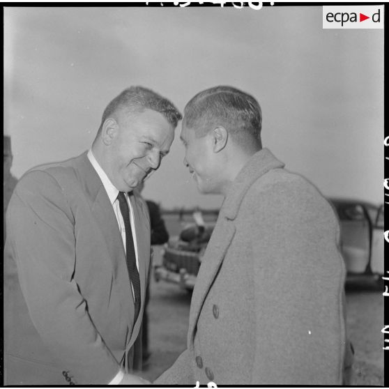 M. Marc Jacquet, secrétaire d’Etat des Etats associés, serre la main de M. Nguyen Huu Tri, gouverneur du Nord-Vietnam.