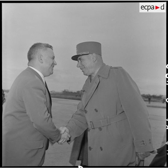 A son arrivée sur l'aérodrome de Bach Mai, M. Jacquet et accueilli par le général Blanc.
