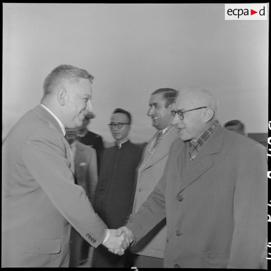 A son arrivée sur l'aérodrome de Bach Mai, M. Jacquet est accueilli par les hautes personnalités du Nord-Vietnam.