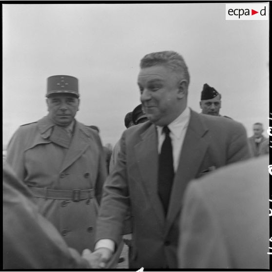 M. Marc Jacquet, secrétaire d’Etat des Etats associés, à son arrivée sur l'aérodrome de Bach Mai.