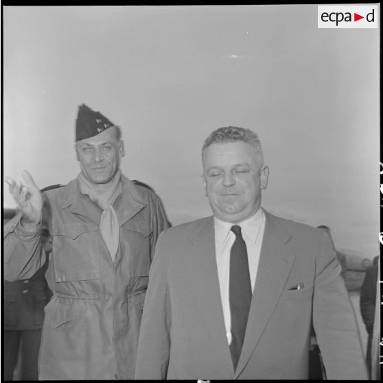 M. Marc Jacquet, secrétaire d’Etat des Etats associés, et le général Cogny, commandant en chef des FTNV (forces terrestres du Nord-Vietnam), sur l'aérodrome de Bach Mai.