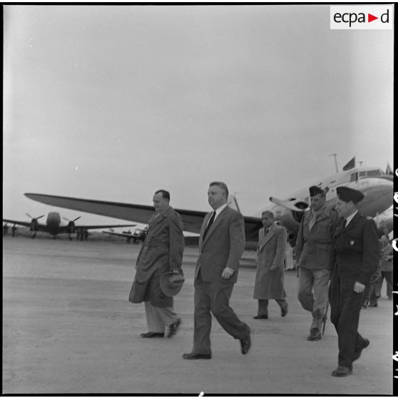 M. Marc Jacquet, secrétaire d’Etat des Etats associés, entouré des personnalités venues l'accueillir à son arrivée sur l'aérodrome de Bach Mai.