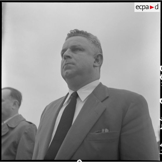 M. Marc Jacquet, secrétaire d’Etat des Etats associés, à son arrivée sur l'aérodrome de Bach Mai.