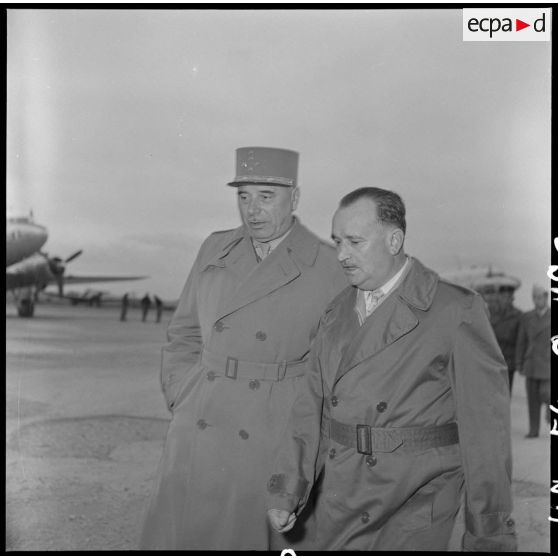 Le général Blanc, chef d'état-major de l'armée, et M. Maurice Dejean, commissaire général de France en Indochine sur l'aérodrome de Bach Mai.